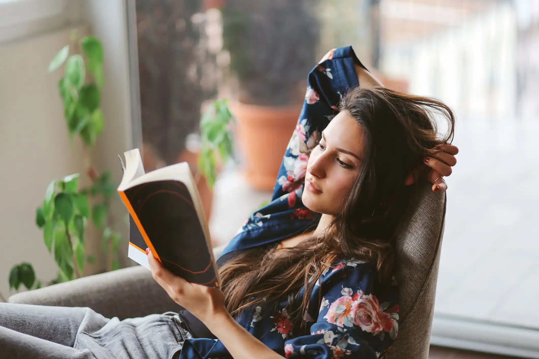 She s reading now. Женщина читает. Читает книгу. Женщина читает книгу. Человек читает.