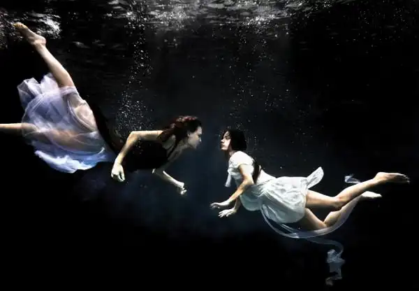 people underwater photography